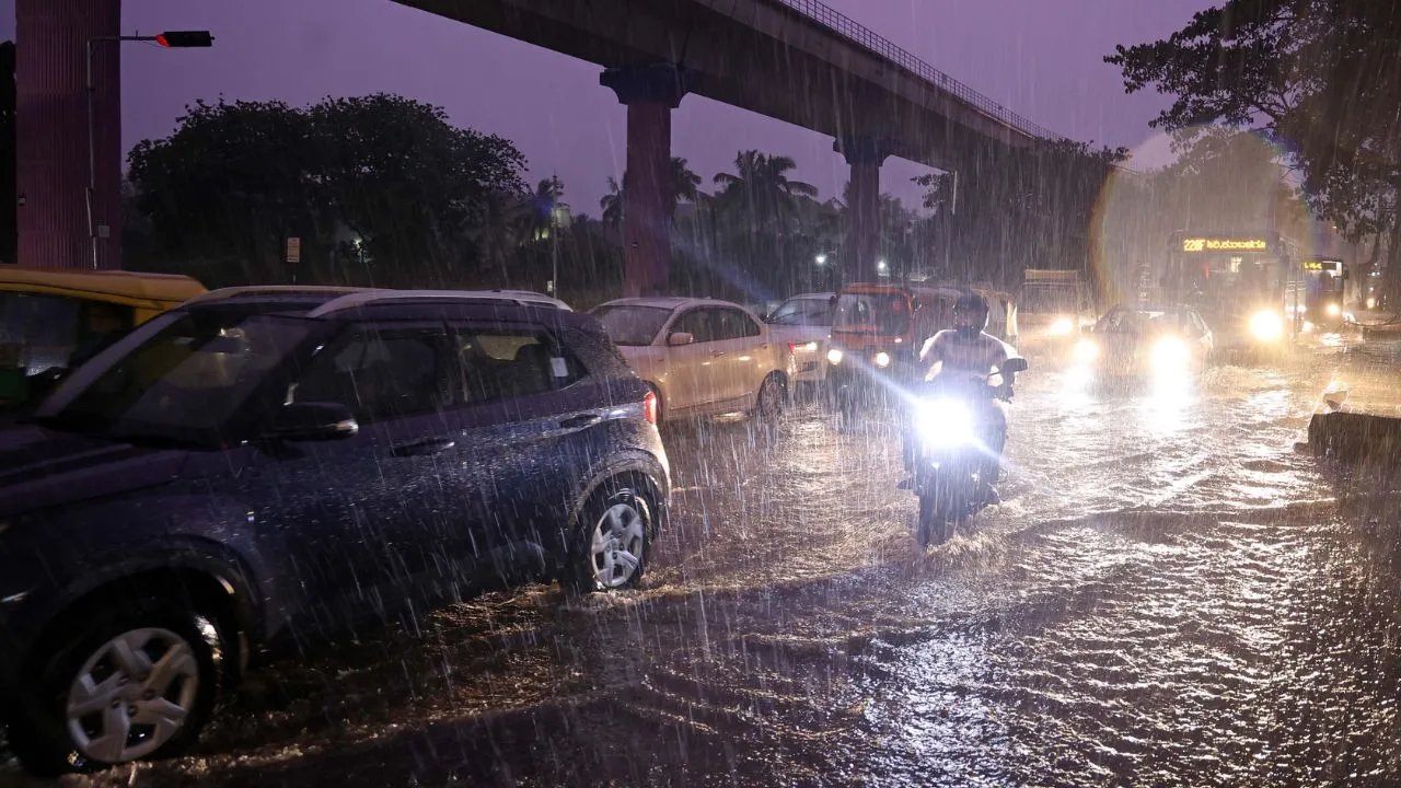 Bengaluru Rains: ಬೆಂಗಳೂರಿನಲ್ಲಿ ಮಳೆ ಅಬ್ಬರ; ಕೆರೆಗಳಂತಾದ ರಸ್ತೆಗಳು, ಜನಜೀವನ ಅಸ್ತವ್ಯಸ್ತ! - Image 1