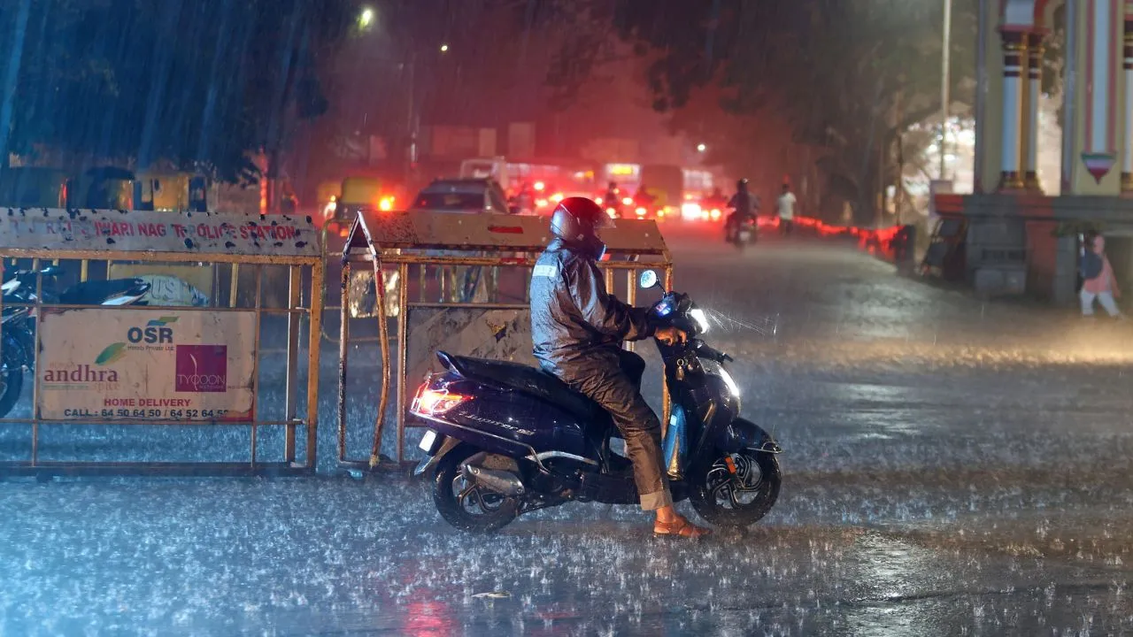 Bengaluru Rains: ಬೆಂಗಳೂರಿನಲ್ಲಿ ಮಳೆ ಅಬ್ಬರ; ಕೆರೆಗಳಂತಾದ ರಸ್ತೆಗಳು, ಜನಜೀವನ ಅಸ್ತವ್ಯಸ್ತ! - Image 2