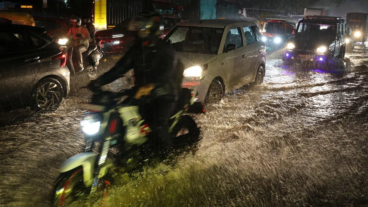 Bengaluru Rains: ಬೆಂಗಳೂರಿನಲ್ಲಿ ಮಳೆ ಅಬ್ಬರ; ಕೆರೆಗಳಂತಾದ ರಸ್ತೆಗಳು, ಜನಜೀವನ ಅಸ್ತವ್ಯಸ್ತ! - Image 3