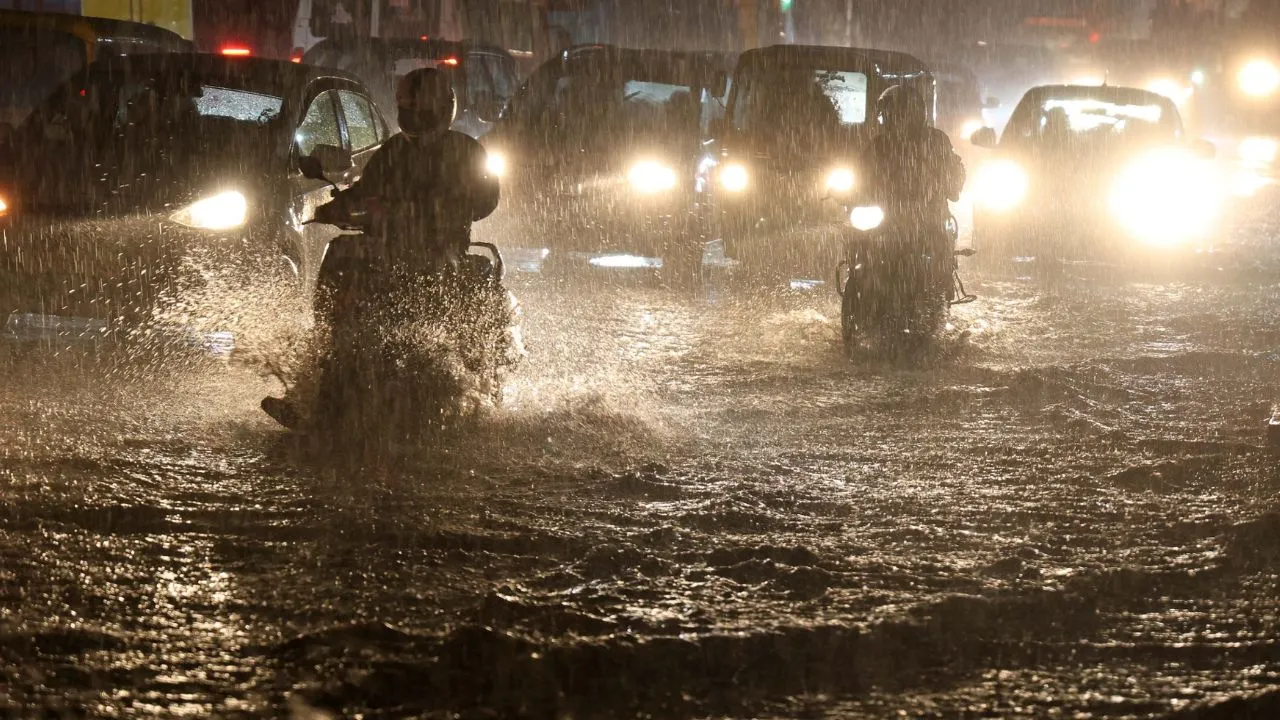 Bengaluru Rains: ಬೆಂಗಳೂರಿನಲ್ಲಿ ಮಳೆ ಅಬ್ಬರ; ಕೆರೆಗಳಂತಾದ ರಸ್ತೆಗಳು, ಜನಜೀವನ ಅಸ್ತವ್ಯಸ್ತ!