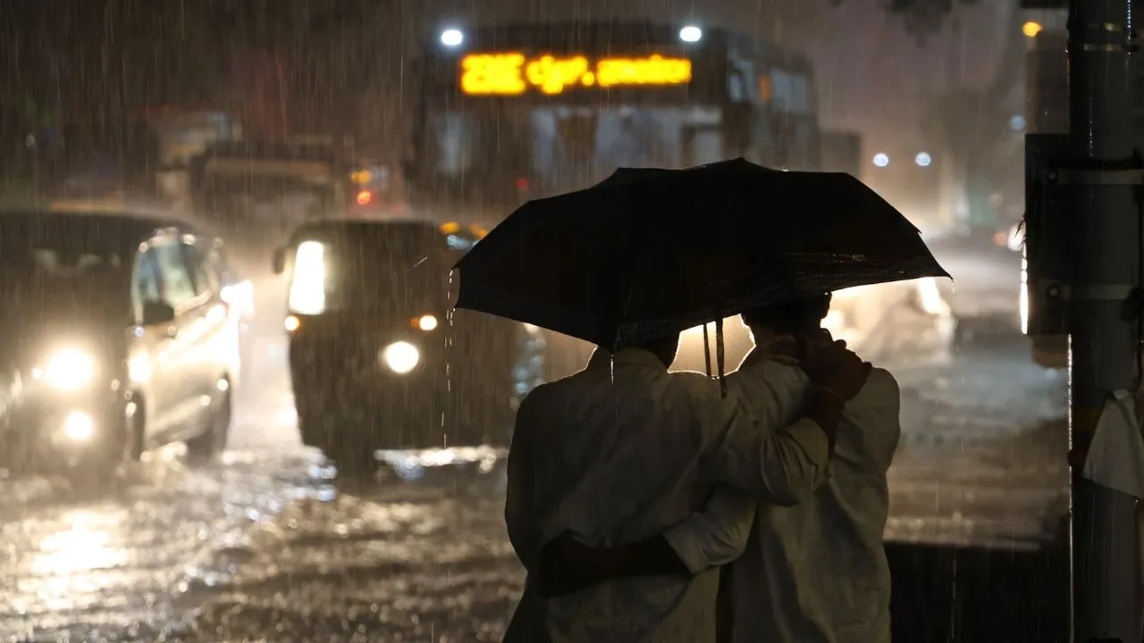 Bengaluru Rains: ಬೆಂಗಳೂರಿನಲ್ಲಿ ಮಳೆ ಅಬ್ಬರ; ಕೆರೆಗಳಂತಾದ ರಸ್ತೆಗಳು, ಜನಜೀವನ ಅಸ್ತವ್ಯಸ್ತ! - Image 5