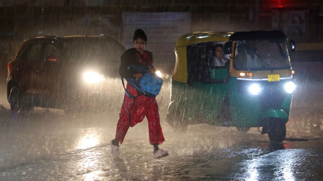 Bengaluru Rains: ಬೆಂಗಳೂರಿನಲ್ಲಿ ಮಳೆ ಅಬ್ಬರ; ಕೆರೆಗಳಂತಾದ ರಸ್ತೆಗಳು, ಜನಜೀವನ ಅಸ್ತವ್ಯಸ್ತ! - Image 7