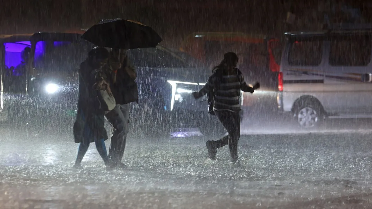 Bengaluru Rains: ಬೆಂಗಳೂರಿನಲ್ಲಿ ಮಳೆ ಅಬ್ಬರ; ಕೆರೆಗಳಂತಾದ ರಸ್ತೆಗಳು, ಜನಜೀವನ ಅಸ್ತವ್ಯಸ್ತ! - Image 6