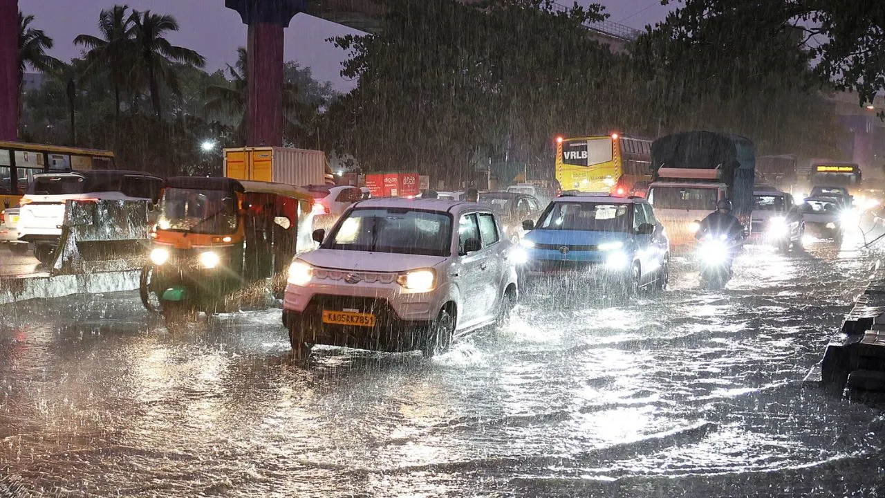 Bengaluru Rains: ಬೆಂಗಳೂರಿನಲ್ಲಿ ಮಳೆ ಅಬ್ಬರ; ಕೆರೆಗಳಂತಾದ ರಸ್ತೆಗಳು, ಜನಜೀವನ ಅಸ್ತವ್ಯಸ್ತ! - Image 4