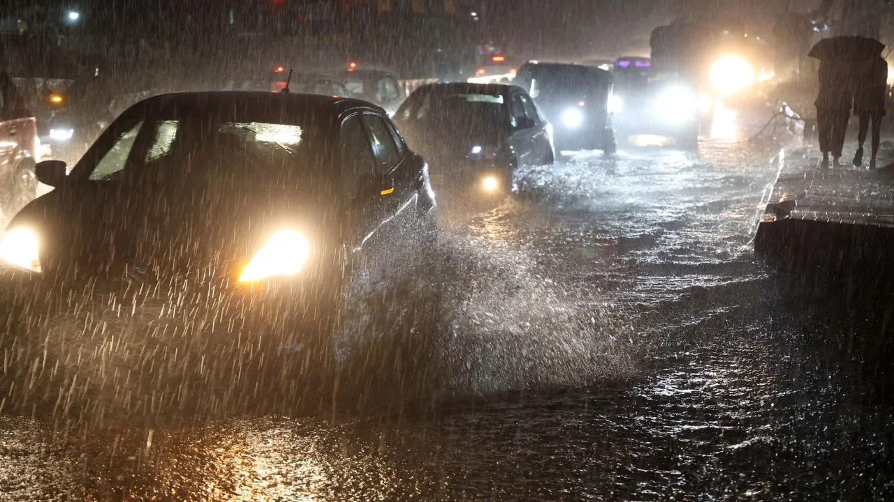 Bengaluru Rains: ಬೆಂಗಳೂರಿನಲ್ಲಿ ಮಳೆ ಅಬ್ಬರ; ಕೆರೆಗಳಂತಾದ ರಸ್ತೆಗಳು, ಜನಜೀವನ ಅಸ್ತವ್ಯಸ್ತ! - Image 8