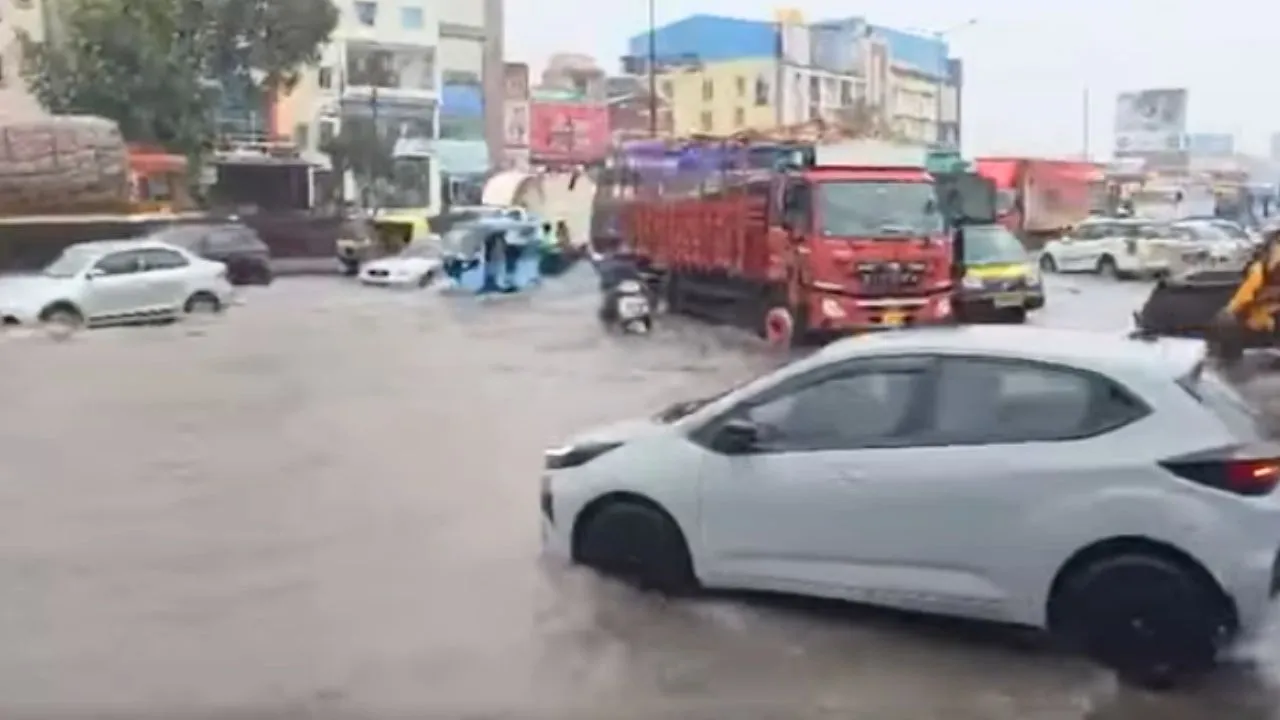 Bengaluru Rains: ರಾಜಧಾನಿಯ ವಿವಿಧೆಡೆ ಗುಡುಗು ಸಹಿತ ಮಳೆ ಆರ್ಭಟ; ಬೆಂಗಳೂರು–ಹೊಸೂರು ಹೆದ್ದಾರಿ ಜಲಾವೃತವಾಗಿ ವಾಹನ ಸವಾರರ ಪರದಾಟ