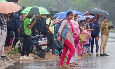 ಬೆಂಗಳೂರಲ್ಲಿ ಜಿಟಿ ಜಿಟಿ ಮಳೆ; ಟ್ರಾಫಿಕ್‌ ಕಿರಿ ಕಿರಿ, ಸವಾರರ ಪರದಾಟ