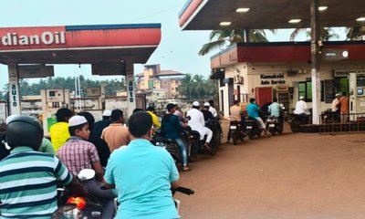 ಬೆಲೆ ಏರಿಕೆ ಭೀತಿ; ಭಟ್ಕಳದಲ್ಲಿ ಪೆಂಟ್ರೋಲ್‌ ಬಂಕ್‌ಗಳಿಗೆ ಮುಗಿಬಿದ್ದ ಜನ!