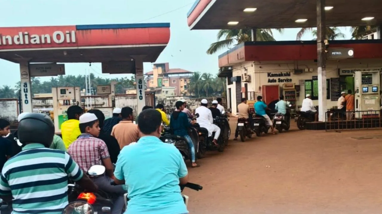 ಇರಾನ್-ಇಸ್ರೇಲ್ ಯುದ್ಧದ ಎಫೆಕ್ಟ್‌; ಭಟ್ಕಳದಲ್ಲಿ ಪೆಟ್ರೋಲ್‌ ಬಂಕ್‌ಗಳಿಗೆ ಮುಗಿಬಿದ್ದ ಜನ, ʼನೋ ಸ್ಟಾಕ್‌ʼ!