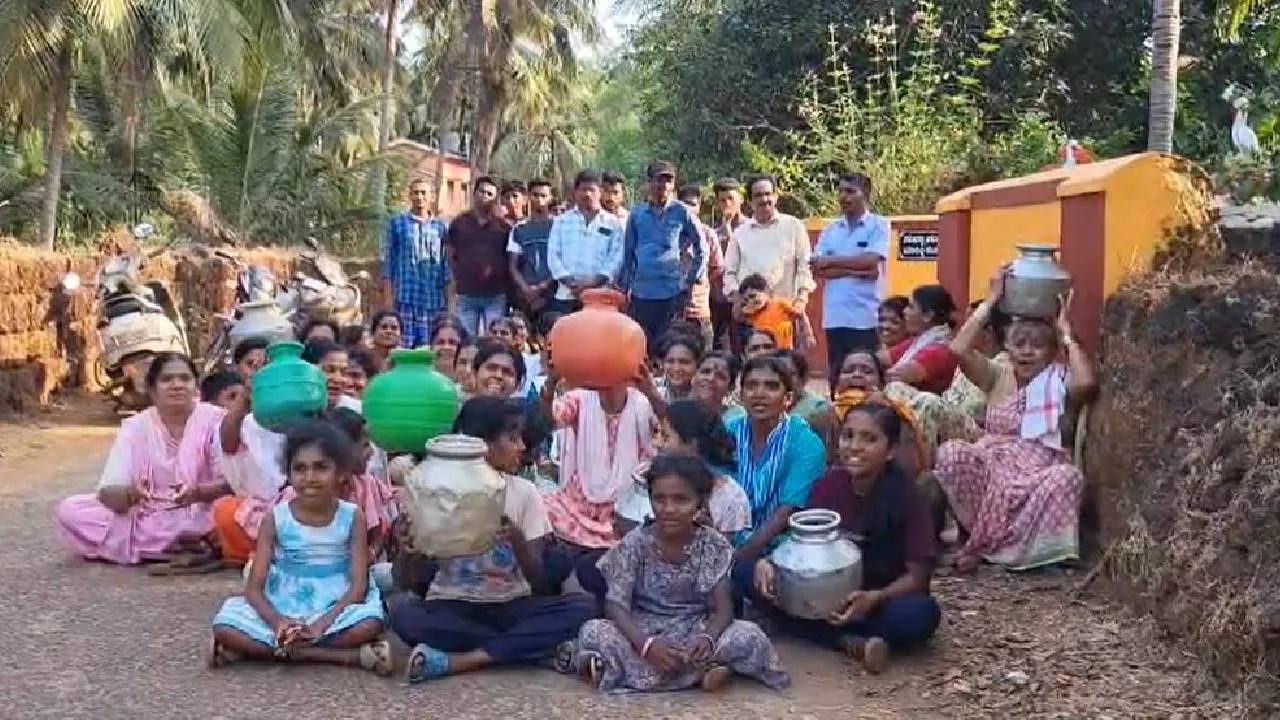 ಬಪ್ಪುಂಡದಲ್ಲಿ ಕೊಳವೆ ಬಾವಿ ಕೊರೆಯುವಿಕೆಗೆ ವಿರೋಧ: ಸ್ಥಳೀಯರಿಂದ ಖಾಲಿ ಕೊಡಗಳ ಪ್ರದರ್ಶಿಸಿ ಪ್ರತಿಭಟನೆ