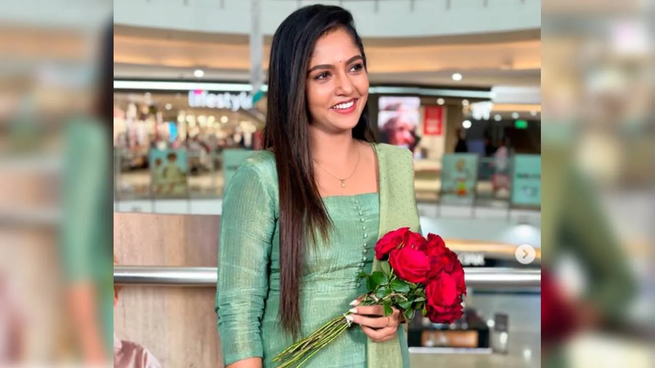 Bhavya Gowda: ಮಾಲ್​ನಲ್ಲಿ ಕೆಂಪು ಗುಲಾಬಿ ಹಿಡಿದು ಕಾಯುತ್ತಿರುವ ಭವ್ಯಾ ಗೌಡ - Image 5