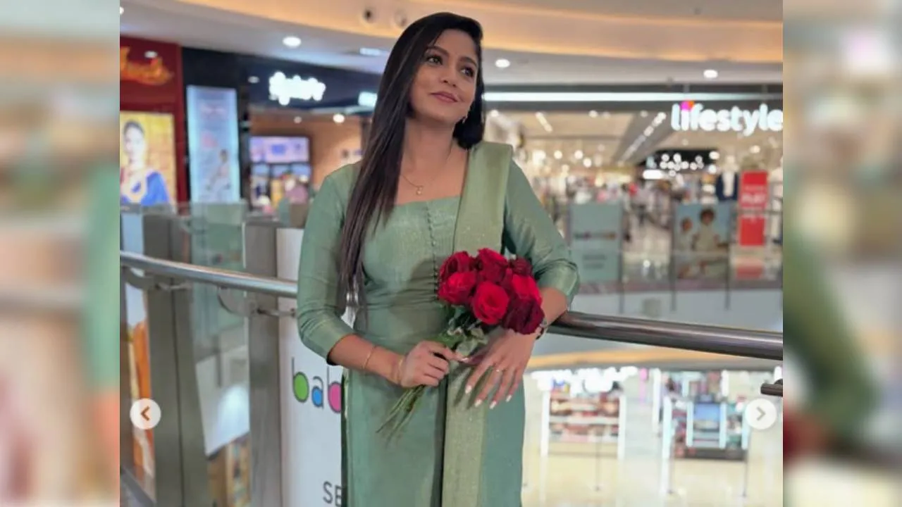 Bhavya Gowda: ಮಾಲ್​ನಲ್ಲಿ ಕೆಂಪು ಗುಲಾಬಿ ಹಿಡಿದು ಕಾಯುತ್ತಿರುವ ಭವ್ಯಾ ಗೌಡ - Image 4