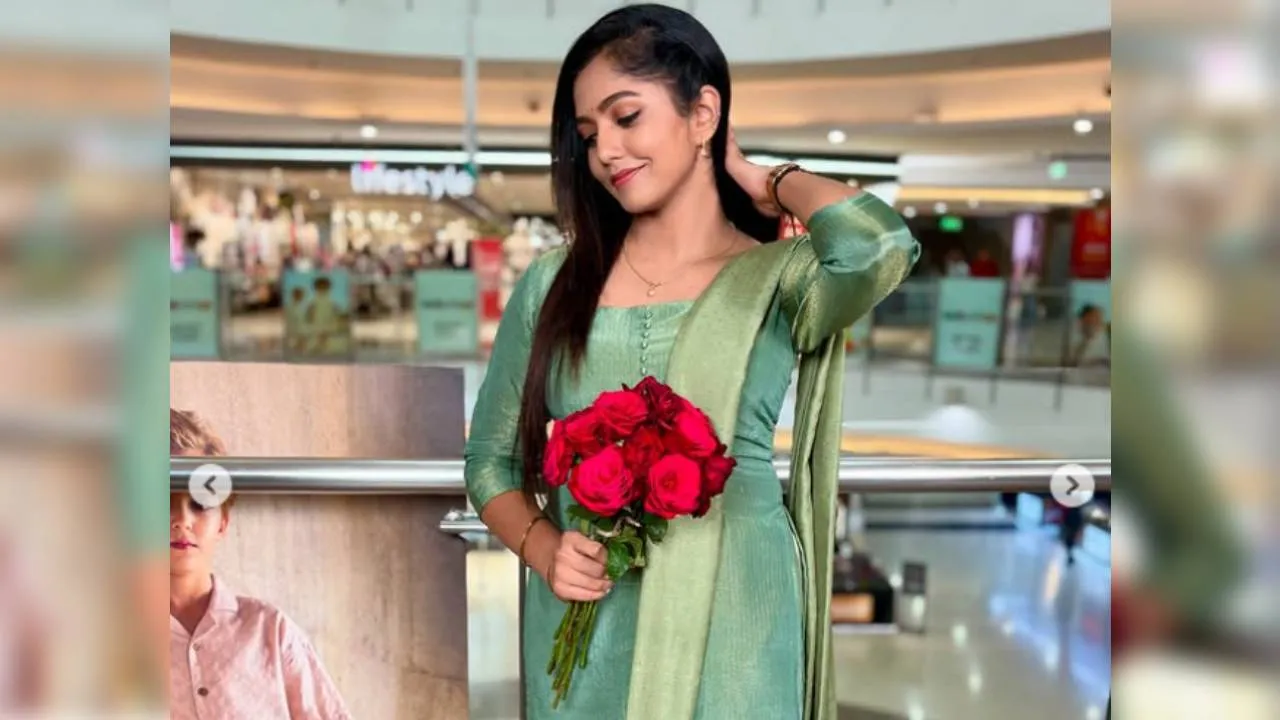 Bhavya Gowda: ಮಾಲ್​ನಲ್ಲಿ ಕೆಂಪು ಗುಲಾಬಿ ಹಿಡಿದು ಕಾಯುತ್ತಿರುವ ಭವ್ಯಾ ಗೌಡ - Image 3