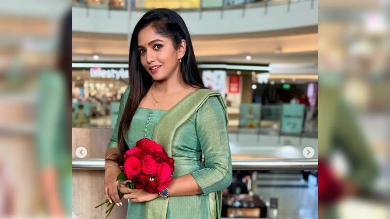 Bhavya Gowda: ಮಾಲ್​ನಲ್ಲಿ ಕೆಂಪು ಗುಲಾಬಿ ಹಿಡಿದು ಕಾಯುತ್ತಿರುವ ಭವ್ಯಾ ಗೌಡ - Image 2