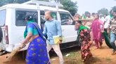 ಬಿಡದಿಯಲ್ಲಿ ಅಧಿಕಾರಿಗಳಿಗೆ ಪೊರಕೆಯಿಂದ ಹೊಡೆದ ರೈತರು