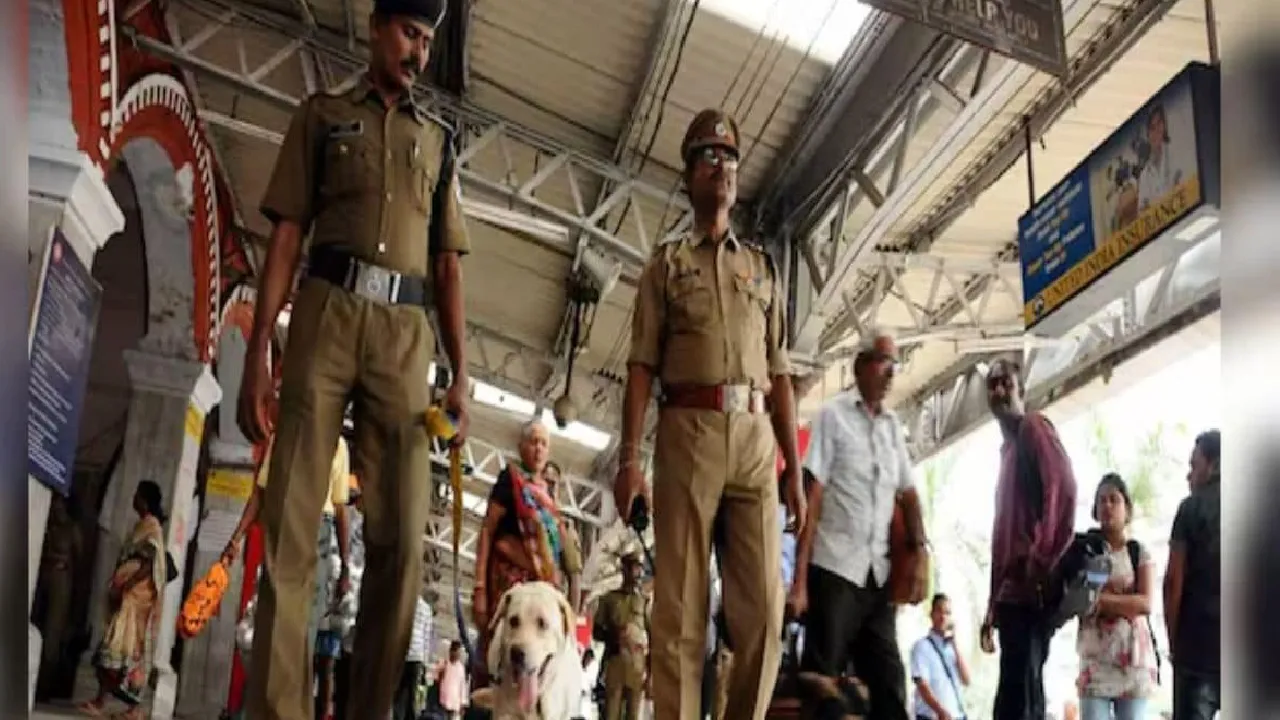 Viral News: ನನಗೆ ಟೀ ಆರ್ಡರ್‌ ಮಾಡಿ.... ಟ್ರೇನ್‌ನಲ್ಲಿ ನಕಲಿ ಅಧಿಕಾರಿ ದರ್ಪ; ಆಮೇಲೆ ನಡೆದಿದ್ದೇನು? - Image 5