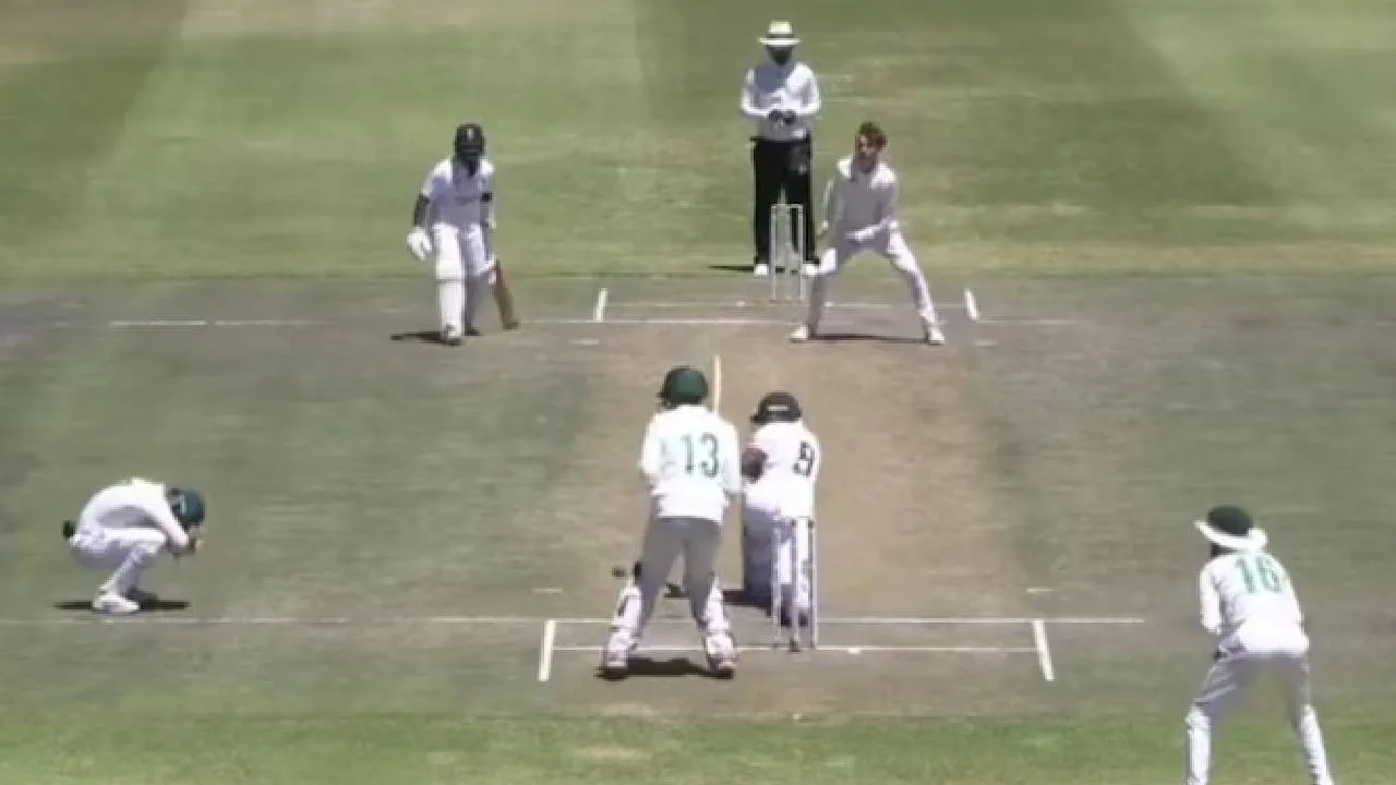 Viral Video Cricket: ಕ್ರಿಕೆಟ್‌ನಲ್ಲಿ ಇದೇ ಮೊದಲು, ಹೆಲ್ಮೆಟ್‌ಗೆ ಚೆಂಡು ಬಡಿದು ರನೌಟ್‌