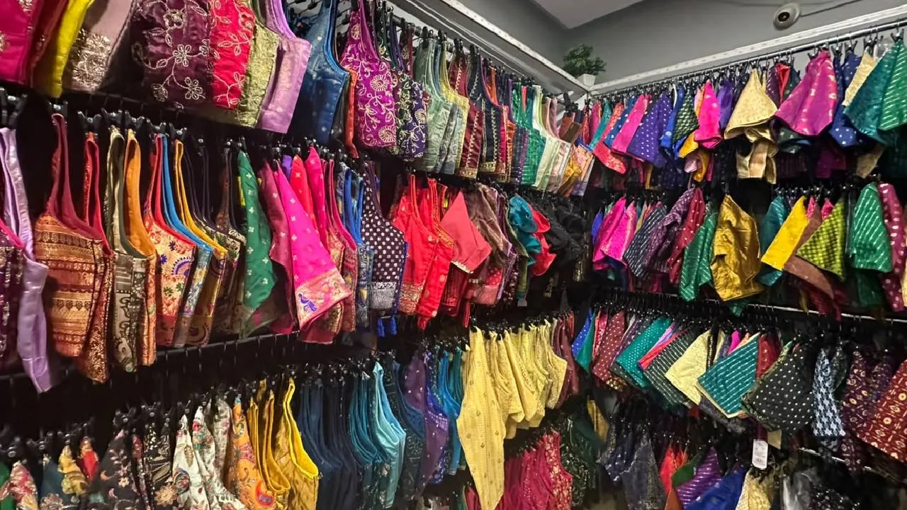 Blouse Fashion 2026: ಮಾರುಕಟ್ಟೆಯಲ್ಲಿ ರೆಡಿಮೇಡ್ ಬ್ಲೌಸ್‌ಗಳ ಹಂಗಾಮ - Image 1
