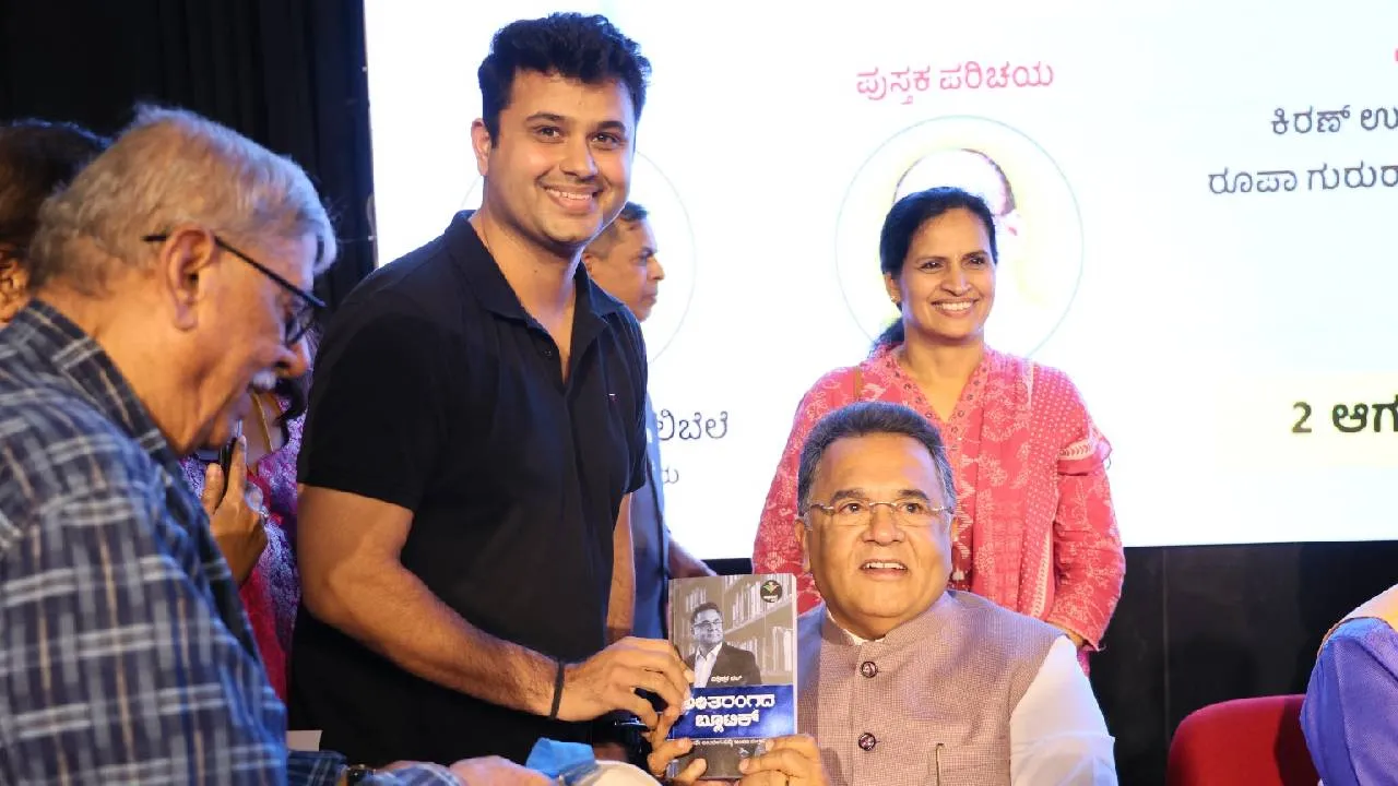 ವಿಶ್ವವಾಣಿ ಪುಸ್ತಕ ಬಿಡುಗಡೆ ಸಮಾರಂಭ; ವಿಶ್ವೇಶ್ವರ ಭಟ್ ಜತೆ ಅಭಿಮಾನಿಗಳು! - Image 10