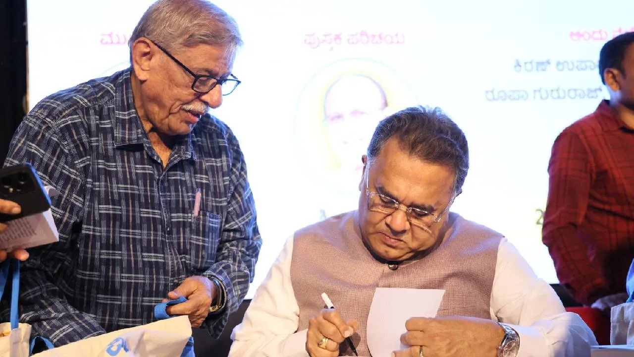 ವಿಶ್ವವಾಣಿ ಪುಸ್ತಕ ಬಿಡುಗಡೆ ಸಮಾರಂಭ; ವಿಶ್ವೇಶ್ವರ ಭಟ್ ಜತೆ ಅಭಿಮಾನಿಗಳು! - Image 11