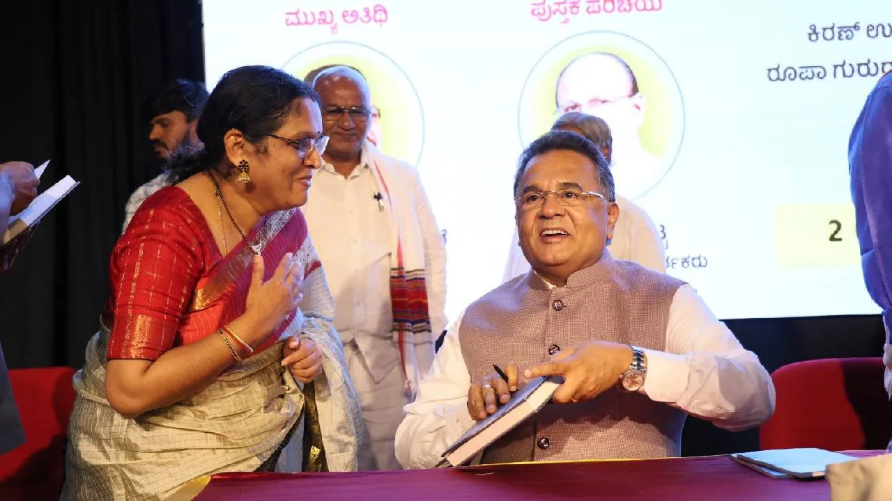 ವಿಶ್ವವಾಣಿ ಪುಸ್ತಕ ಬಿಡುಗಡೆ ಸಮಾರಂಭ; ವಿಶ್ವೇಶ್ವರ ಭಟ್ ಜತೆ ಅಭಿಮಾನಿಗಳು! - Image 14