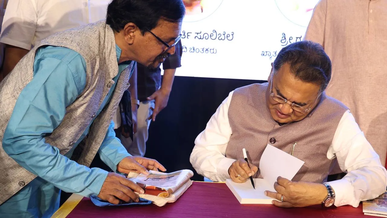 ವಿಶ್ವವಾಣಿ ಪುಸ್ತಕ ಬಿಡುಗಡೆ ಸಮಾರಂಭ; ವಿಶ್ವೇಶ್ವರ ಭಟ್ ಜತೆ ಅಭಿಮಾನಿಗಳು! - Image 2