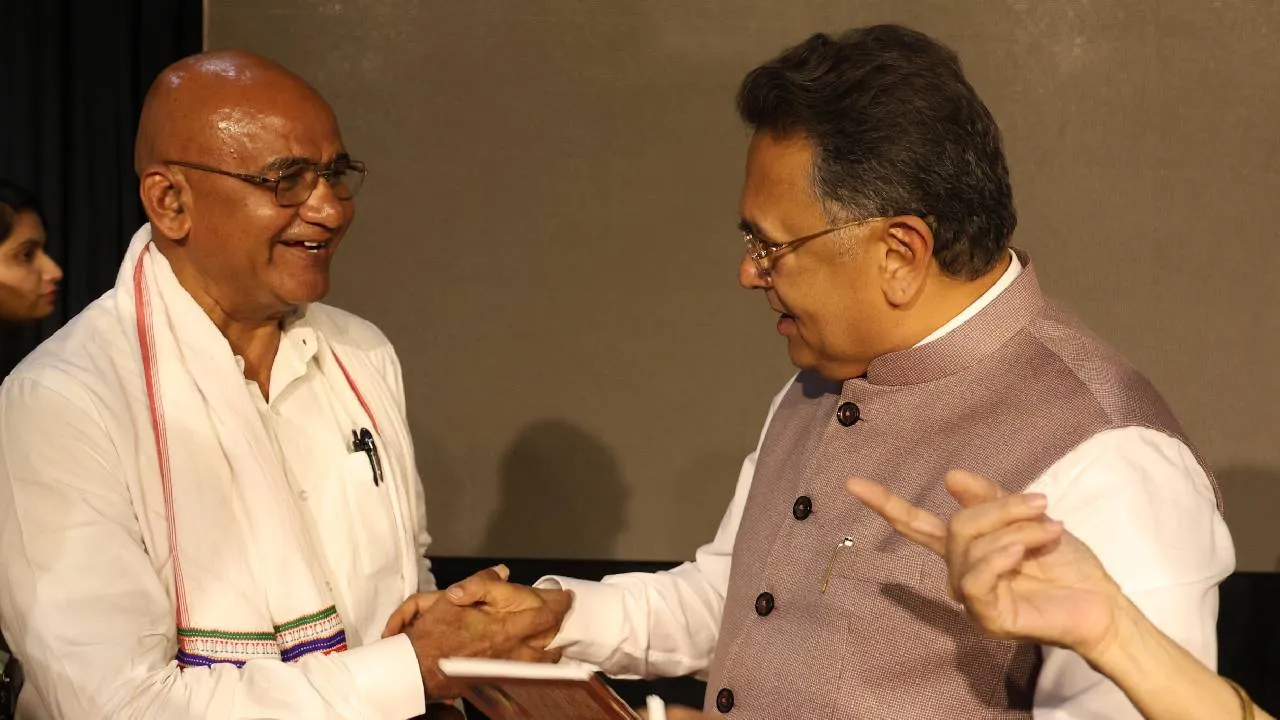 ವಿಶ್ವವಾಣಿ ಪುಸ್ತಕ ಬಿಡುಗಡೆ ಸಮಾರಂಭ; ವಿಶ್ವೇಶ್ವರ ಭಟ್ ಜತೆ ಅಭಿಮಾನಿಗಳು! - Image 7