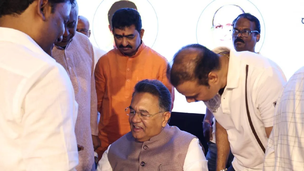 ವಿಶ್ವವಾಣಿ ಪುಸ್ತಕ ಬಿಡುಗಡೆ ಸಮಾರಂಭ; ವಿಶ್ವೇಶ್ವರ ಭಟ್ ಜತೆ ಅಭಿಮಾನಿಗಳು! - Image 8