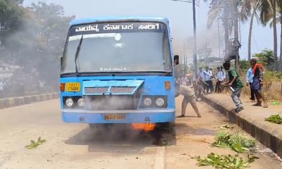 ಭಟ್ಕಳದಲ್ಲಿ ಸರ್ಕಾರಿ ಬಸ್‌ಗೆ ಬೆಂಕಿ –ತಪ್ಪಿತು ದೊಡ್ಡ ಅನಾಹುತ