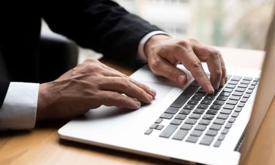 ತರಕಾರಿ ಮಾರಿ ಜೀವನ ಸಾಗಿಸುತ್ತಿದ್ದ ಯುವಕ ಇಂದು ನೂರಾರು ಕೋಟಿ ರು. ಒಡೆಯ