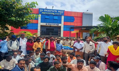ಓವರ್ ಡೋಸ್ ಇಂಜೆಕ್ಷನ್ ಆರೋಪ : ಆಸ್ಪತ್ರೆ ಎದುರು ಶವ ಇಟ್ಟು ಪ್ರತಿಭಟನೆ