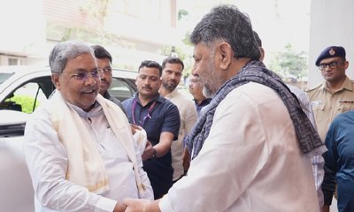 ಇಡ್ಲಿ-ನಾಟಿಕೋಳಿ ಸಾರು ಸವಿದ ಸಿದ್ದರಾಮಯ್ಯ; ಫೋಟೋ ನೋಡಿ