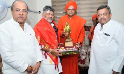 ಡಾ. ಅಲ್ಲಮಪ್ರಭು ಸ್ವಾಮೀಜಿ ಆಶೀರ್ವಾದ ಪಡೆದ ಡಿ.ಕೆ. ಶಿವಕುಮಾರ್