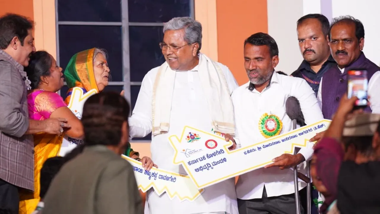 ಹುಬ್ಬಳ್ಳಿಯಲ್ಲಿ 88,345 ಮನೆಗಳ ವಿತರಣೆಗೆ ಸಿಎಂ ಚಾಲನೆ; ಬಡವರು, ನಿರಾಶ್ರಿತರ ಮುಖದಲ್ಲಿ ಮಂದಹಾಸ