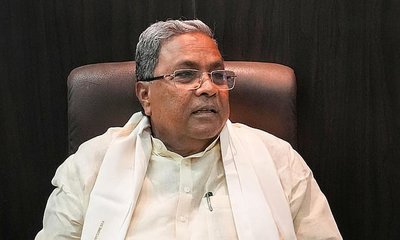 ಸಿಎಂ ಸ್ಥಾನಕ್ಕೆ ರಾಜೀನಾಮೆ ಘೋಷಿಸಿದ ಸಿದ್ದರಾಮಯ್ಯ!