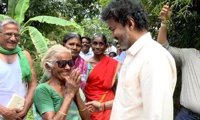 ವೃದ್ಧೆಗೆ ಚಶ್ಮಾ ಉಡುಗೊರೆ ನೀಡಿದ ಸಿಎಂ ವಿಜಯ್: ಸರಳತೆಗೆ ನೆಟ್ಟಿಗರು ಫಿದಾ