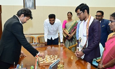 ಪ್ರಜ್ಞಾನಂದ ಜತೆ ಚೆಸ್ ಆಡಿದ ತಮಿಳುನಾಡು ಸಿಎಂ ವಿಜಯ್‌