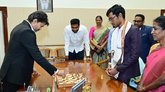 ಪ್ರಜ್ಞಾನಂದ ಜತೆ ಚೆಸ್ ಆಡಿದ ತಮಿಳುನಾಡು ಸಿಎಂ ವಿಜಯ್‌