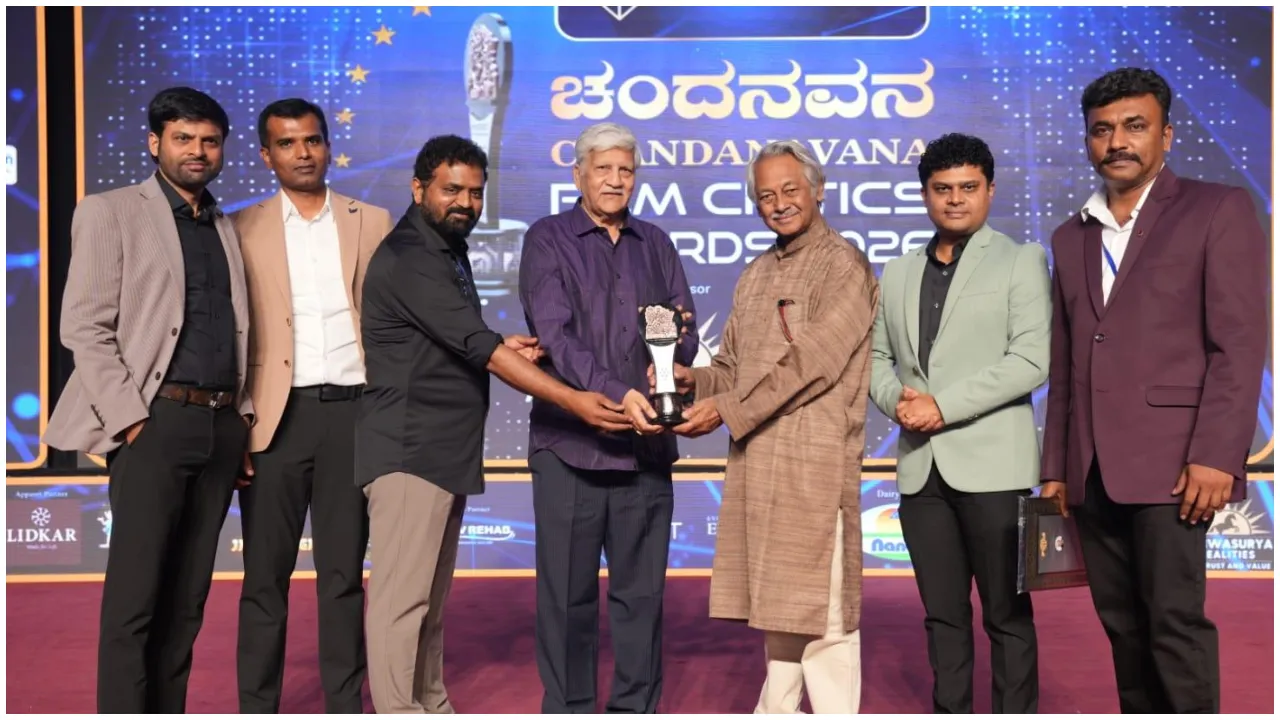 2025ರ ಅತ್ಯುತ್ತಮ ಸಿನಿಮಾ 'ಕಾಂತಾರ ಚಾಪ್ಟರ್ 1'; ಚಂದನವನ ಫಿಲ್ಮ್‌ ಕ್ರಿಟಿಕ್ಸ್ ಪ್ರಶಸ್ತಿ ಪ್ರದಾನ ಸಮಾರಂಭದ ಕಲರ್‌ಫುಲ್‌ ಫೋಟೋಗಳು ಇಲ್ಲಿವೆ - Image 2