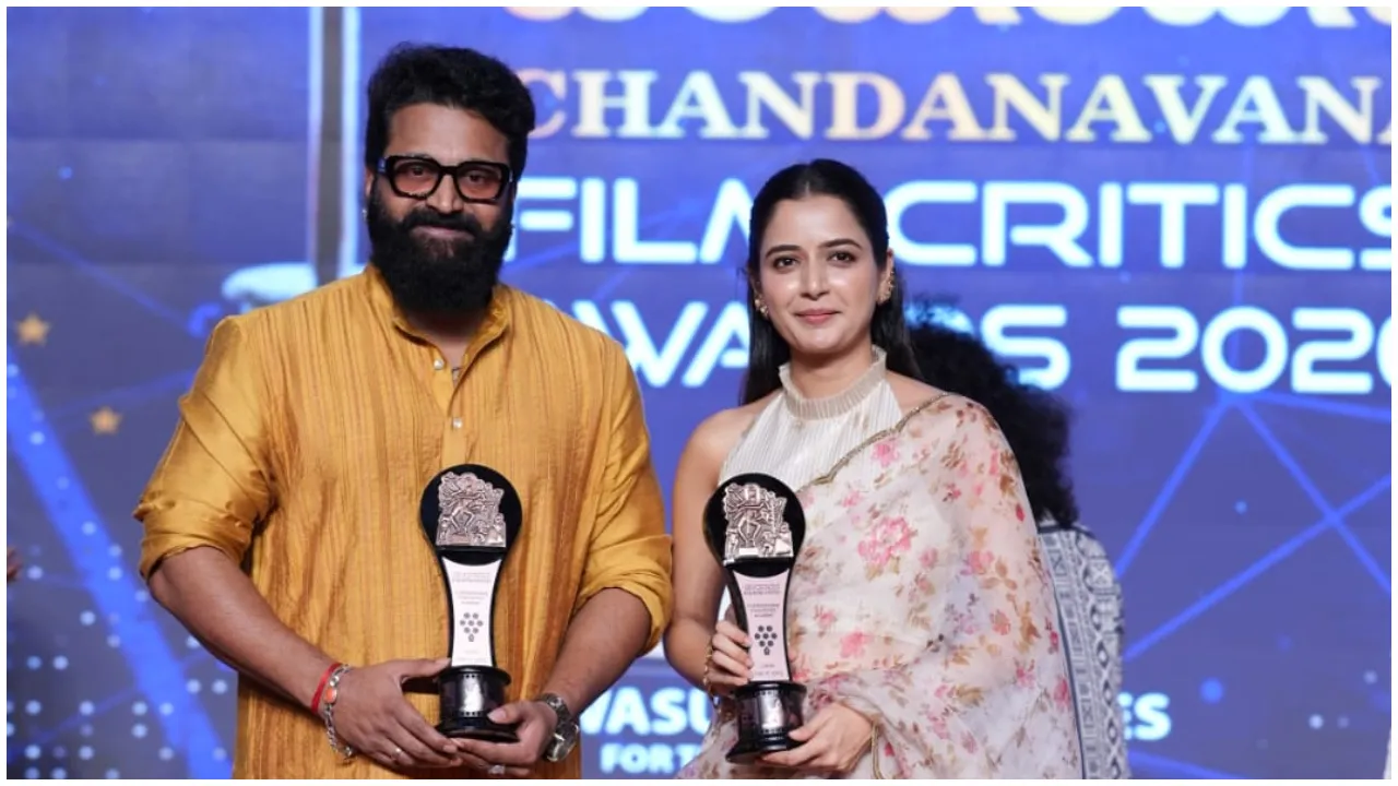 2025ರ ಅತ್ಯುತ್ತಮ ಸಿನಿಮಾ 'ಕಾಂತಾರ ಚಾಪ್ಟರ್ 1'; ಚಂದನವನ ಫಿಲ್ಮ್‌ ಕ್ರಿಟಿಕ್ಸ್ ಪ್ರಶಸ್ತಿ ಪ್ರದಾನ ಸಮಾರಂಭದ ಕಲರ್‌ಫುಲ್‌ ಫೋಟೋಗಳು ಇಲ್ಲಿವೆ - Image 6