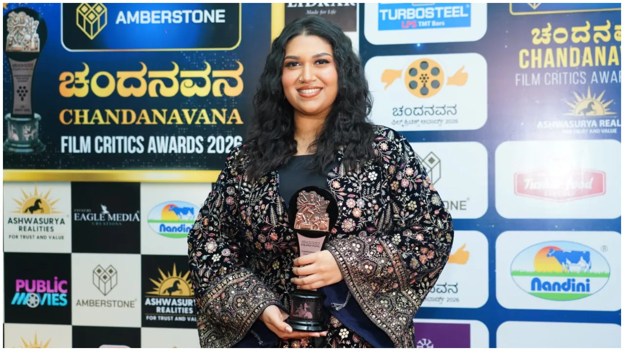 2025ರ ಅತ್ಯುತ್ತಮ ಸಿನಿಮಾ 'ಕಾಂತಾರ ಚಾಪ್ಟರ್ 1'; ಚಂದನವನ ಫಿಲ್ಮ್‌ ಕ್ರಿಟಿಕ್ಸ್ ಪ್ರಶಸ್ತಿ ಪ್ರದಾನ ಸಮಾರಂಭದ ಕಲರ್‌ಫುಲ್‌ ಫೋಟೋಗಳು ಇಲ್ಲಿವೆ - Image 8