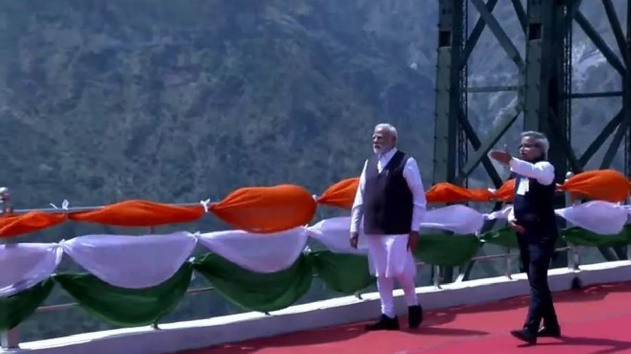 Chenab Rail Bridge: ಐಫೆಲ್ ಟವರ್‌ಗಿಂತ ಎತ್ತರ, ಭೂಕಂಪಕ್ಕೂ ಜಗ್ಗಲ್ಲ; ಮೋದಿ ಉದ್ಘಾಟಿಸಿದ ಚಿನಾಬ್‌ ಸೇತುವೆಯ ವೈಶಿಷ್ಟ್ಯ ಹಲವು - Image 2