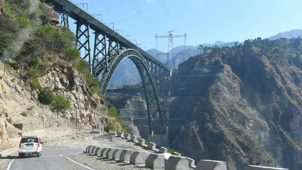 Chenab Rail Bridge: ಐಫೆಲ್ ಟವರ್‌ಗಿಂತ ಎತ್ತರ, ಭೂಕಂಪಕ್ಕೂ ಜಗ್ಗಲ್ಲ; ಮೋದಿ ಉದ್ಘಾಟಿಸಿದ ಚಿನಾಬ್‌ ಸೇತುವೆಯ ವೈಶಿಷ್ಟ್ಯ ಹಲವು - Image 5