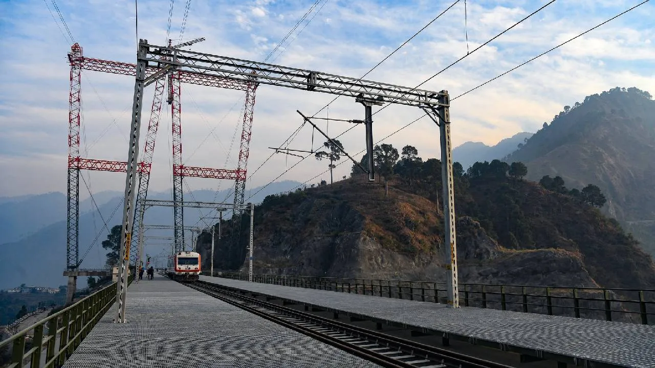 Chenab Rail Bridge: ಐಫೆಲ್ ಟವರ್‌ಗಿಂತ ಎತ್ತರ, ಭೂಕಂಪಕ್ಕೂ ಜಗ್ಗಲ್ಲ; ಮೋದಿ ಉದ್ಘಾಟಿಸಿದ ಚಿನಾಬ್‌ ಸೇತುವೆಯ ವೈಶಿಷ್ಟ್ಯ ಹಲವು - Image 6