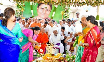 ಚೆನ್ನಮ್ಮ ಉತ್ತರ ಕ್ರಿಯಾದಿ ಕಾರ್ಯ; ಸಮಾಧಿಗೆ ದೇವೇಗೌಡರ ಕುಟುಂಬದಿಂದ ಪೂಜೆ