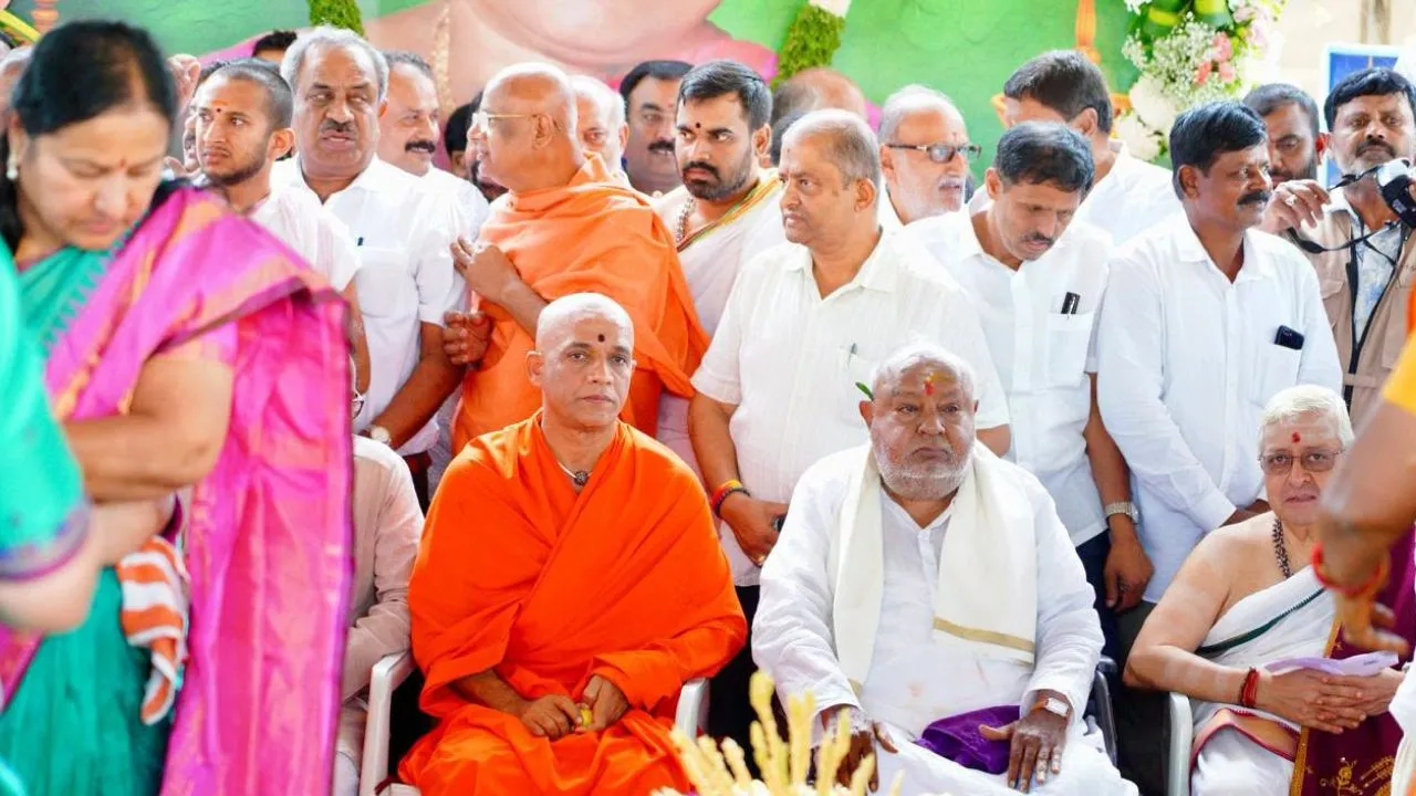 Chennamma Deve Gowda: ಚೆನ್ನಮ್ಮ ಉತ್ತರ ಕ್ರಿಯಾದಿ ಕಾರ್ಯ; ಸಮಾಧಿಗೆ ದೇವೇಗೌಡರ ಕುಟುಂಬದಿಂದ ಪೂಜೆ, ಹಲವು ಗಣ್ಯರು ಸೇರಿ ಸಾವಿರಾರು ಮಂದಿ ಭಾಗಿ - Image 5