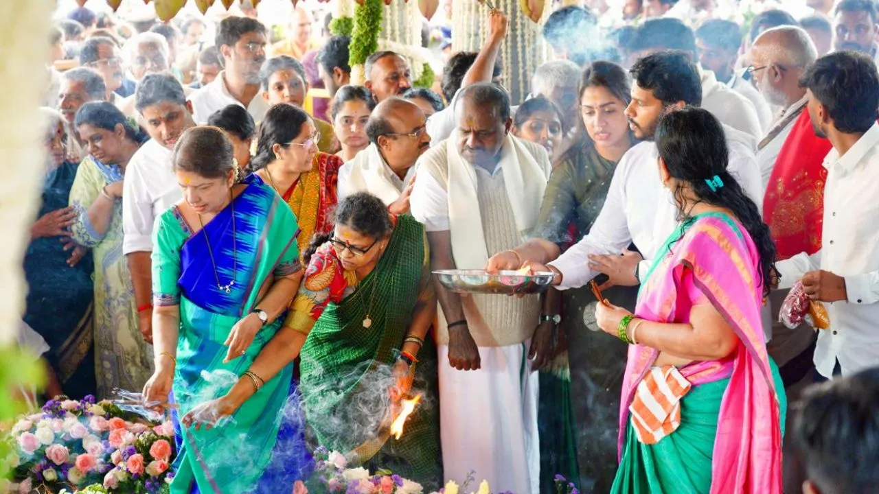 Chennamma Deve Gowda: ಚೆನ್ನಮ್ಮ ಉತ್ತರ ಕ್ರಿಯಾದಿ ಕಾರ್ಯ; ಸಮಾಧಿಗೆ ದೇವೇಗೌಡರ ಕುಟುಂಬದಿಂದ ಪೂಜೆ, ಹಲವು ಗಣ್ಯರು ಸೇರಿ ಸಾವಿರಾರು ಮಂದಿ ಭಾಗಿ - Image 1
