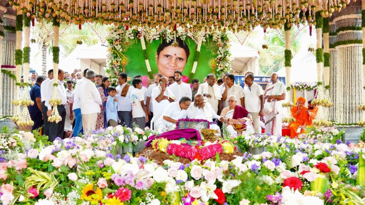 Chennamma Deve Gowda: ಚೆನ್ನಮ್ಮ ಉತ್ತರ ಕ್ರಿಯಾದಿ ಕಾರ್ಯ; ಸಮಾಧಿಗೆ ದೇವೇಗೌಡರ ಕುಟುಂಬದಿಂದ ಪೂಜೆ, ಹಲವು ಗಣ್ಯರು ಸೇರಿ ಸಾವಿರಾರು ಮಂದಿ ಭಾಗಿ - Image 2