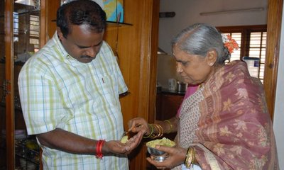 ತಾಯಿ ಜತೆಗಿನ ಹಳೆಯ ಫೋಟೊಗಳನ್ನು ಹಂಚಿಕೊಂಡ ಕುಮಾರಸ್ವಾಮಿ