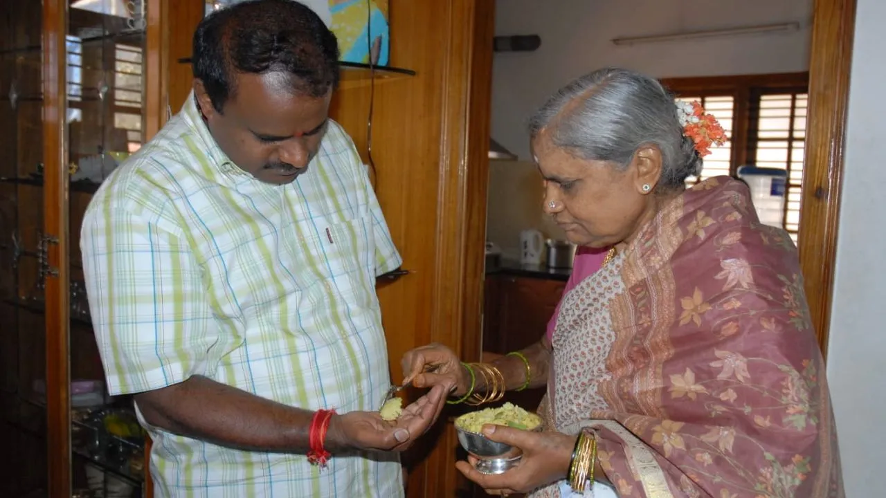 Chennamma Photos: ಆ್ಯಸಿಡ್ ದಾಳಿಗೂ ಮುನ್ನ ಹೀಗಿದ್ದರು ಚೆನ್ನಮ್ಮ; ತಾಯಿ ಜತೆಗಿನ ಹಳೆಯ ಫೋಟೊಗಳನ್ನು ಹಂಚಿಕೊಂಡ ಕುಮಾರಸ್ವಾಮಿ